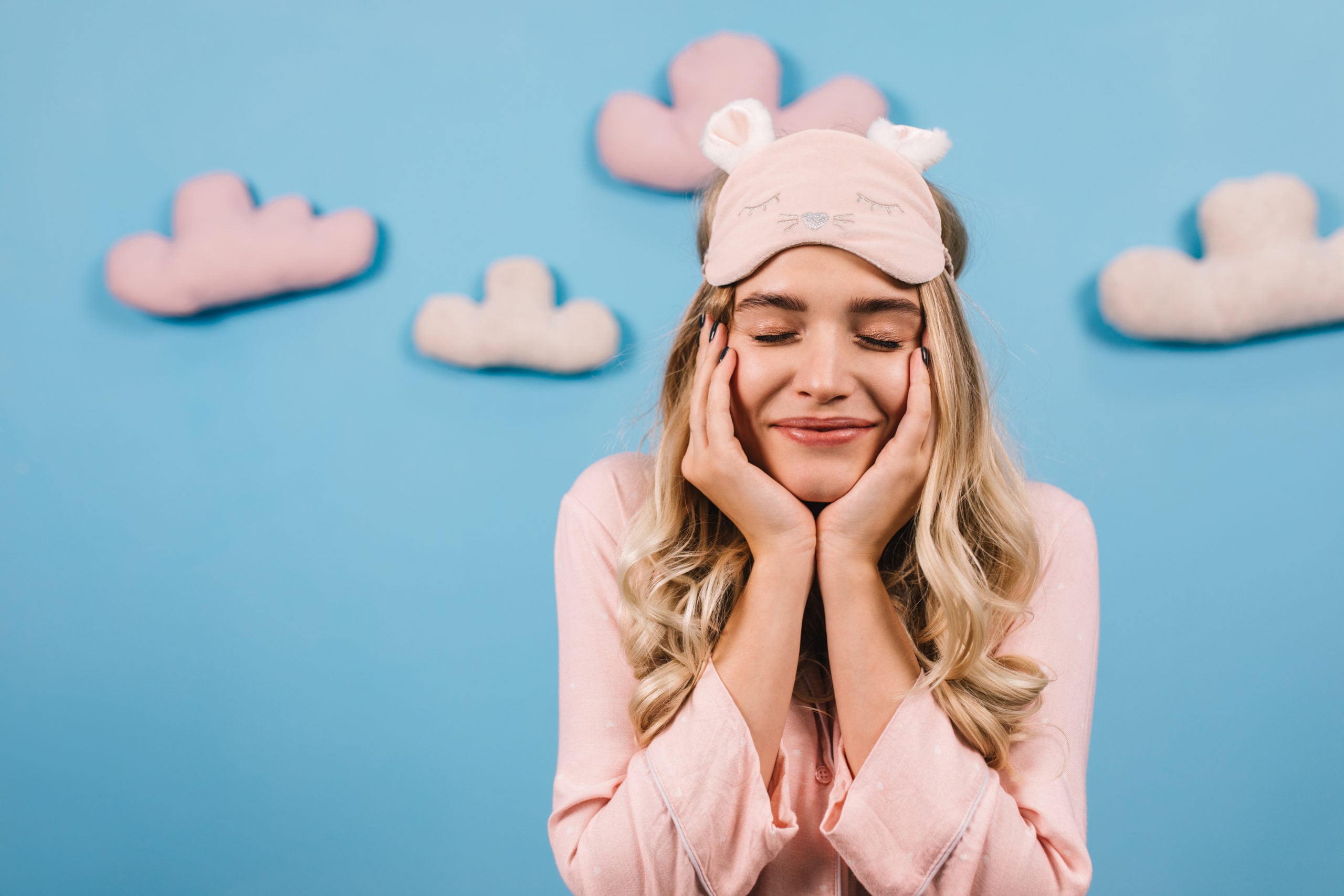 Ύπνος: Ο «κανόνας των 15 λεπτών» από ειδικό νευροεπιστήμονα που μετατρέπει το πρωινό ξύπνημα σε παιχνιδάκι