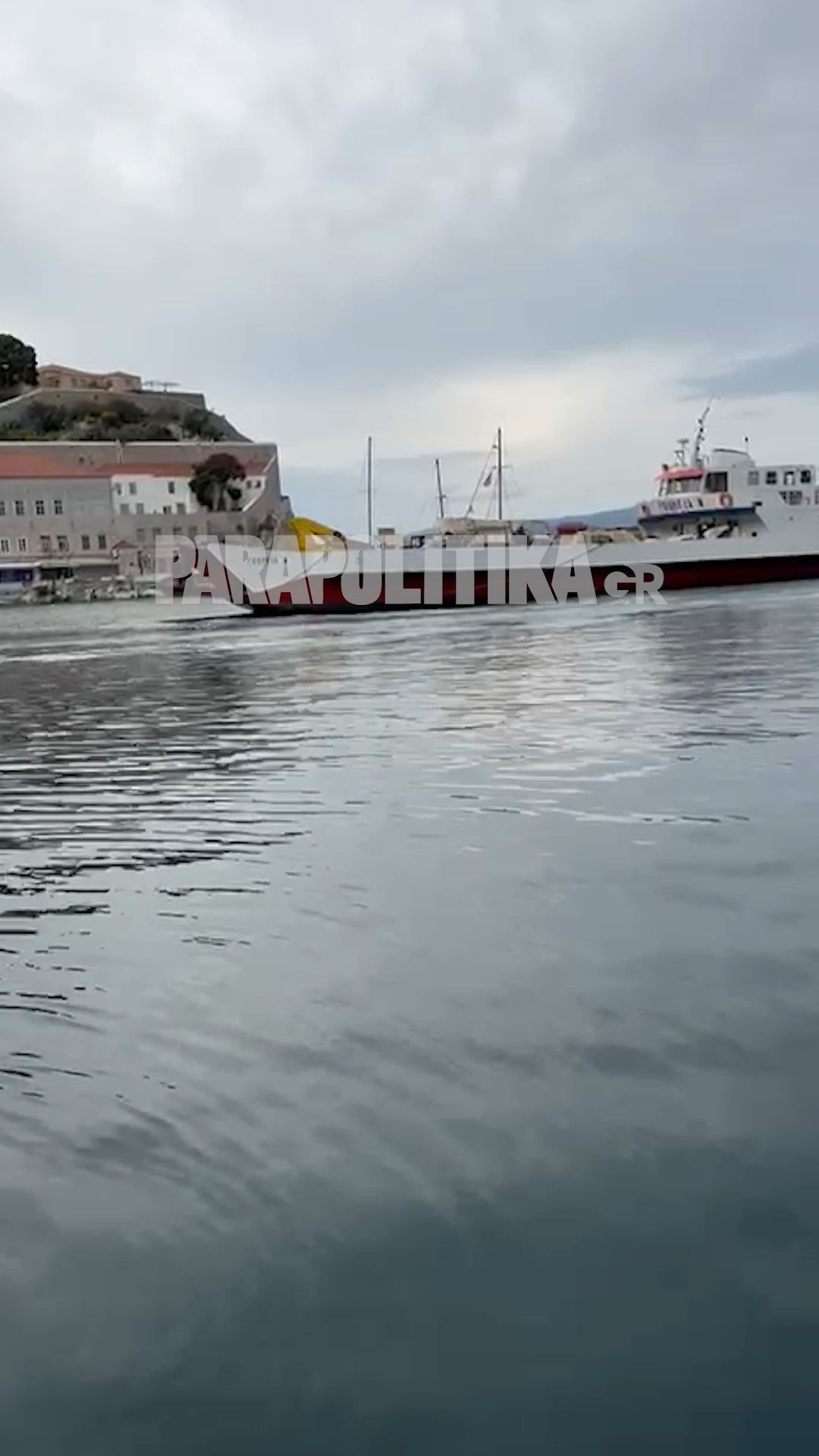 Φέρι μποτ φτάνει στην Ύδρα με τα πράγματα για το συνεργείο της ταινίας όπου πρωταγωνιστεί ο Μπραντ Πιτ