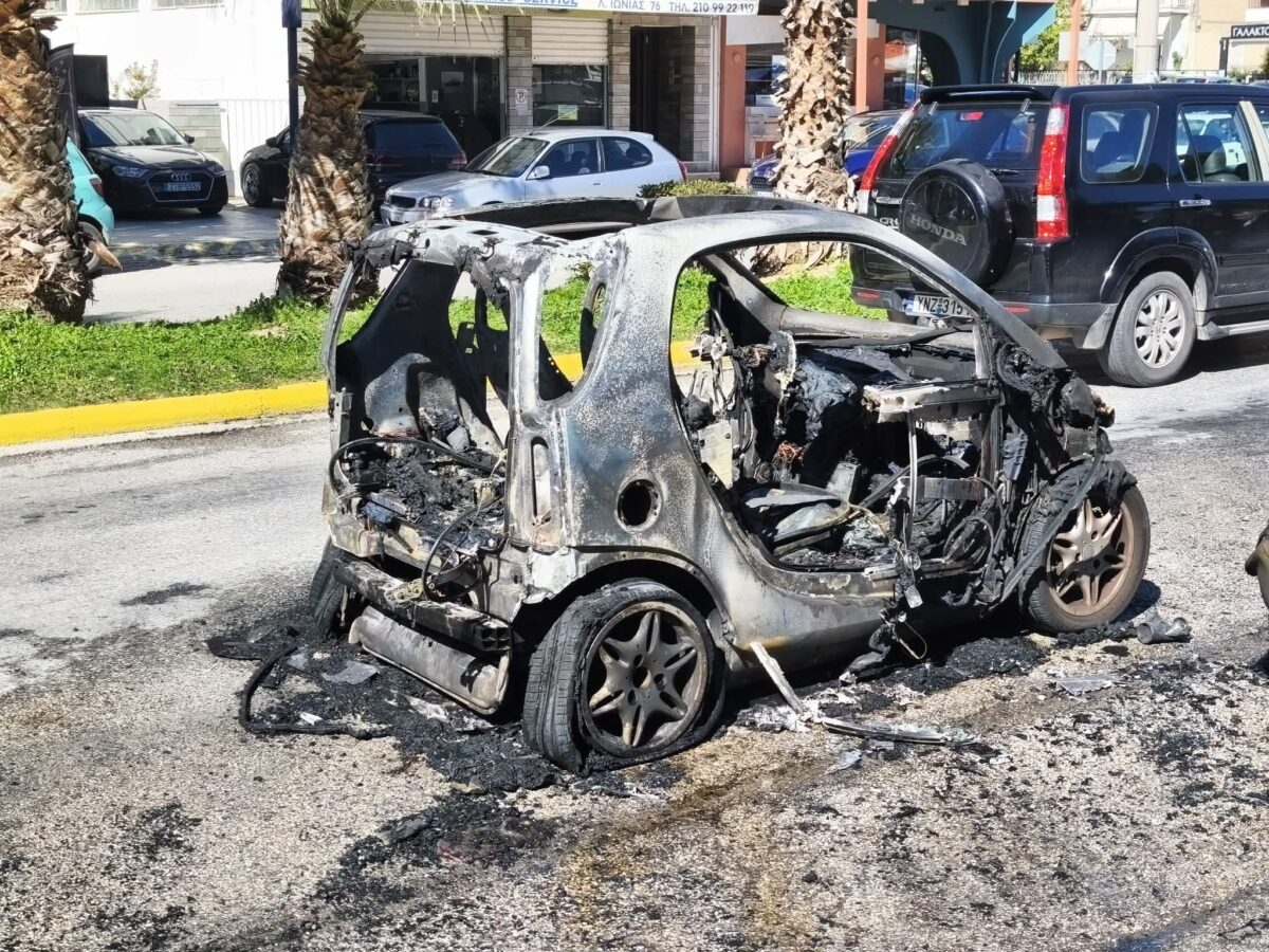 Άλιμος: Αυτοκίνητο Smart «λαμπάδιασε» στην Λεωφόρο Ιωνίας και καταστράφηκε ολοσχερώς