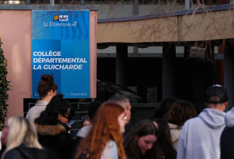 Σοκ στη Γαλλία: Μαθητής επιτέθηκε με μαχαίρι σε 60χρονη καθηγήτρια κατά τη διάρκεια του μαθήματος