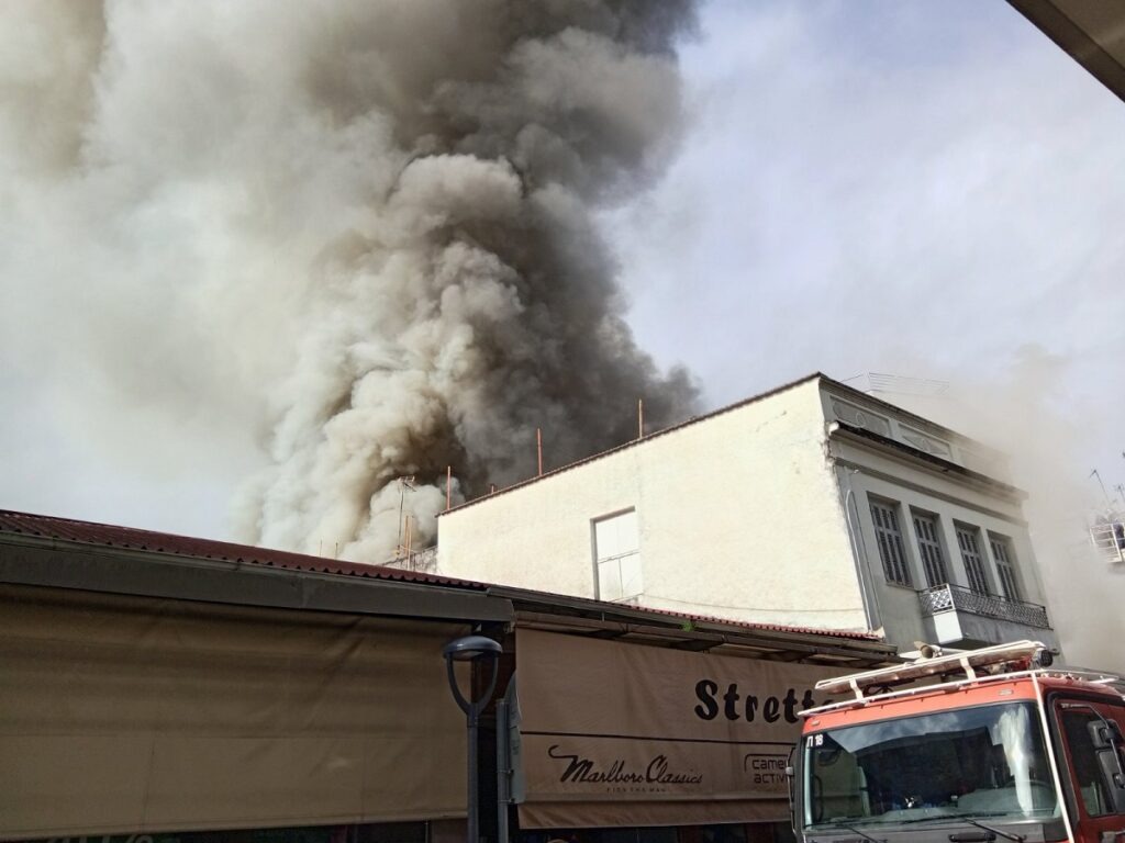 Αγρίνιο: Σφοδρή πυρκαγιά σε αποθήκη υποδημάτων – Πυκνοί καπνοί κάλυψαν το κέντρο της πόλης 6 Αγρίνιο: Σφοδρή πυρκαγιά σε αποθήκη υποδημάτων – Πυκνοί καπνοί κάλυψαν το κέντρο της πόλης