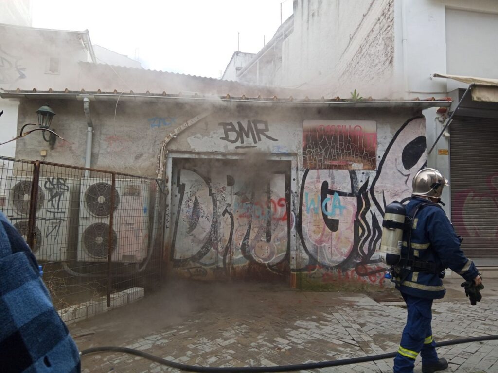 Αγρίνιο: Σφοδρή πυρκαγιά σε αποθήκη υποδημάτων – Πυκνοί καπνοί κάλυψαν το κέντρο της πόλης 8 Αγρίνιο: Σφοδρή πυρκαγιά σε αποθήκη υποδημάτων – Πυκνοί καπνοί κάλυψαν το κέντρο της πόλης