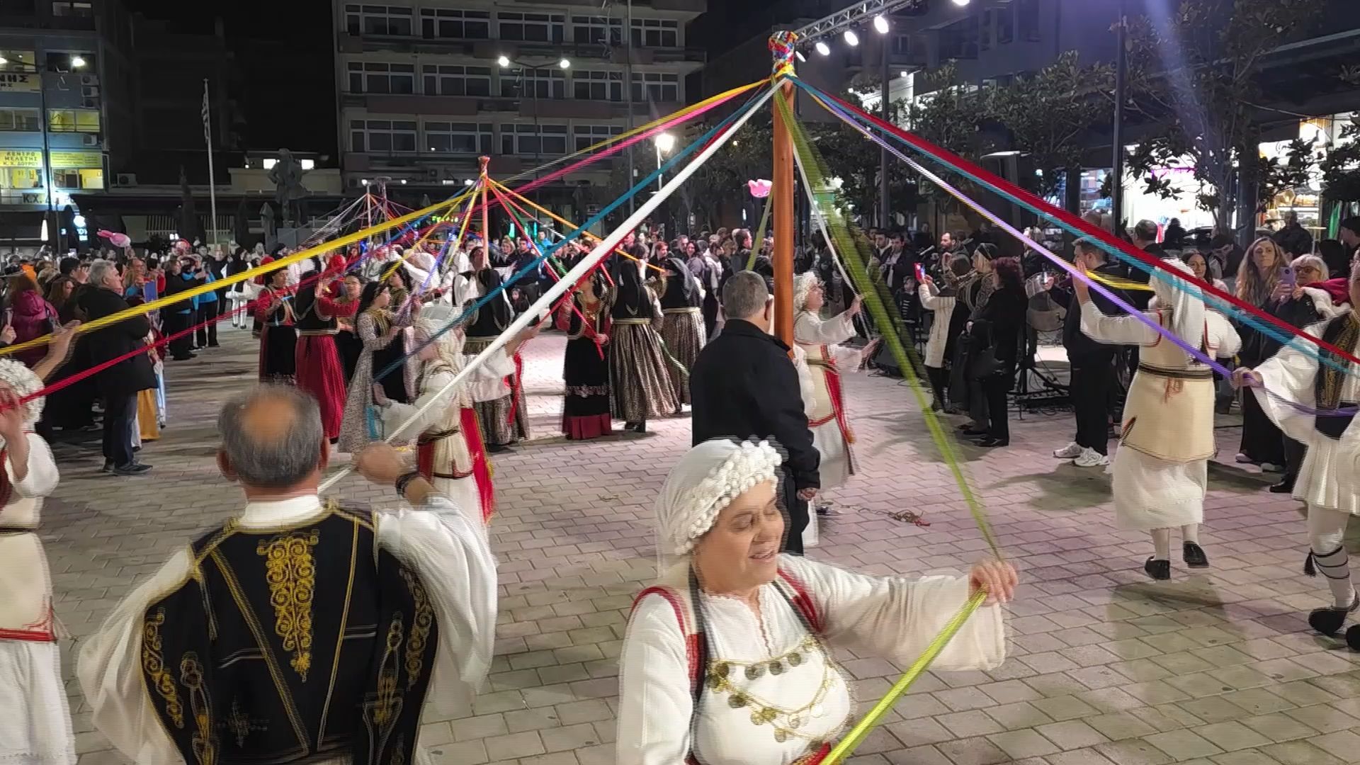 Γαϊτανάκια και παραδοσιακό γλέντι στο κέντρο της Λαμίας
