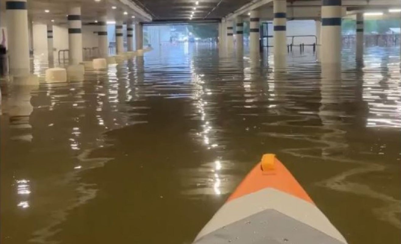 Γαλλία: Άνδρας καγιάκ σε πλημμυρισμένο πάρκινγκ σούπερ μάρκετ – Το βίντεο που σαρώνει το διαδίκτυο