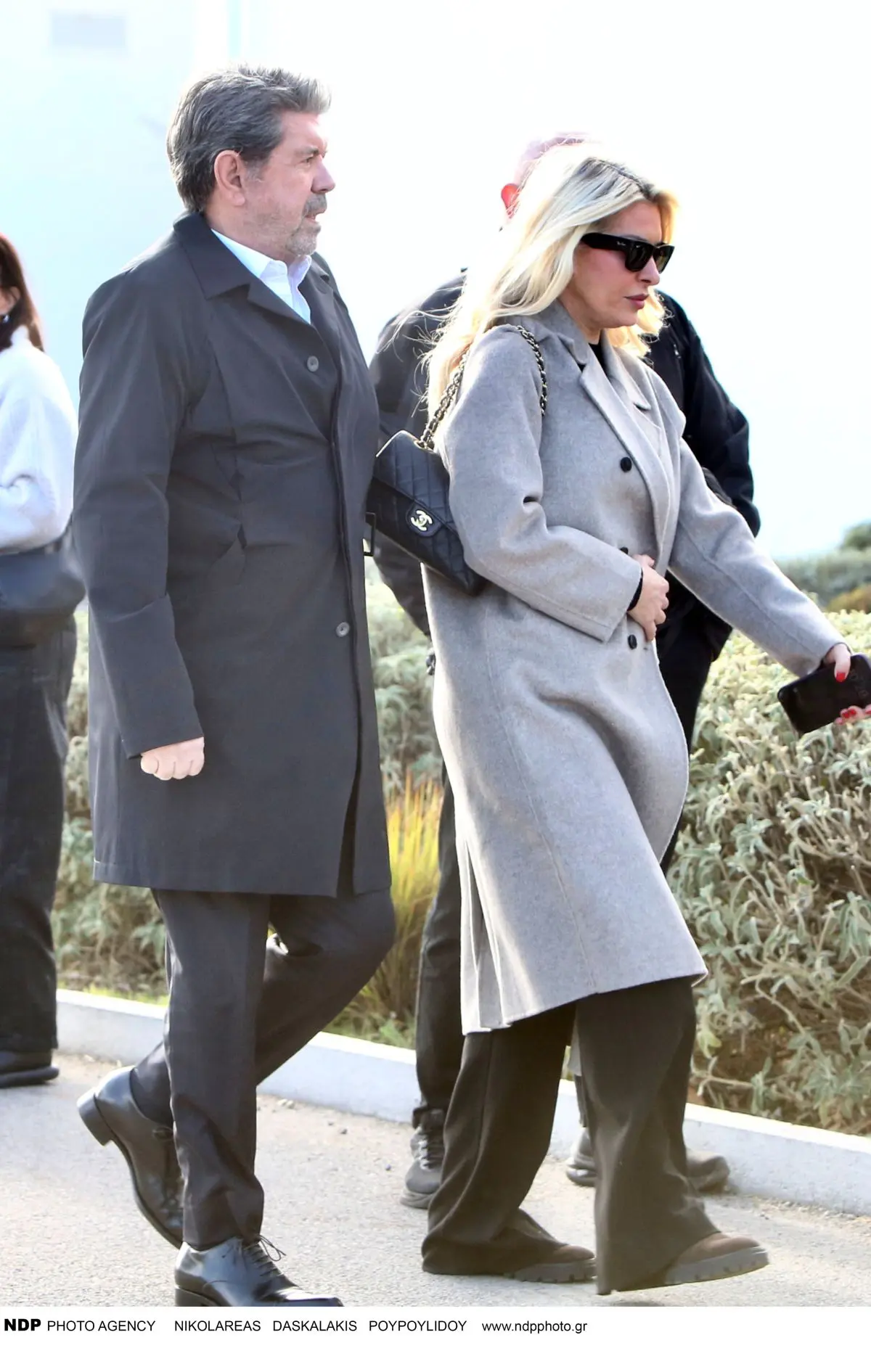 Ο Γιάννης Λάτσιος και η Ελένη Μενεγάκη στη κηδεία του Γιώργου Παπαδάκη