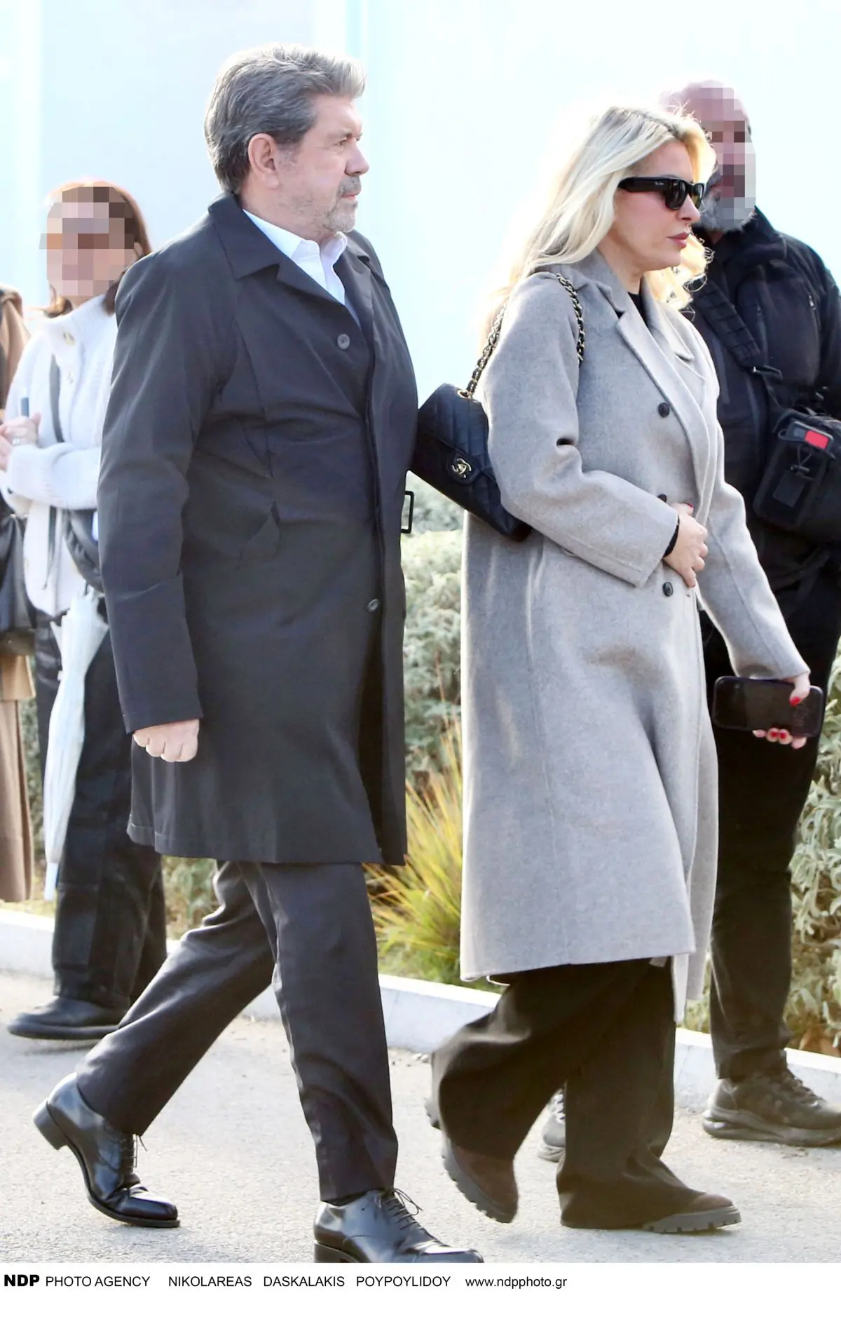 Ο Γιάννης Λάτσιος και η Ελένη Μενεγάκη στη κηδεία του Γιώργου Παπαδάκη