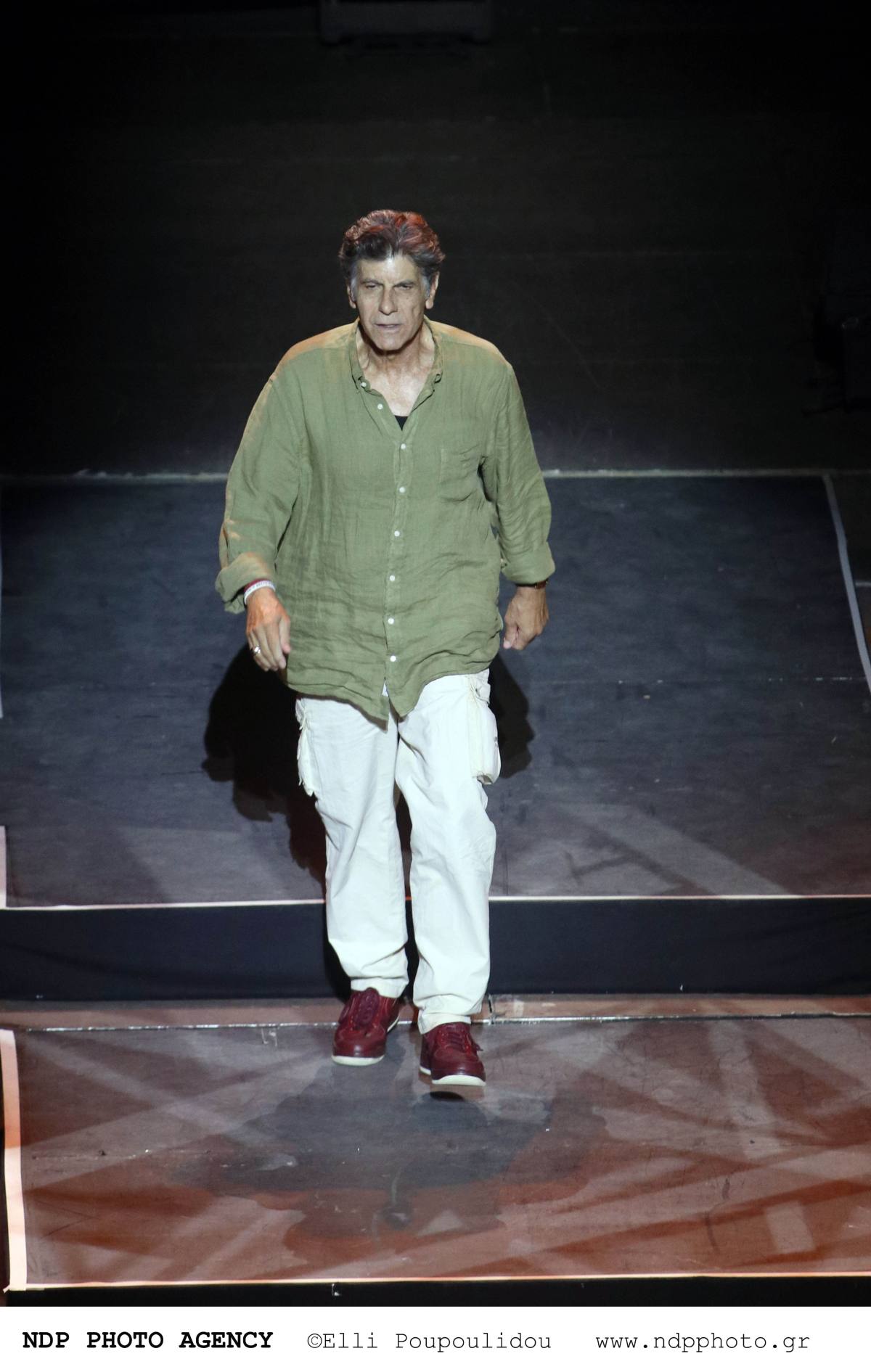 Ο Γιάννης Μπέζος σε παράστασή του