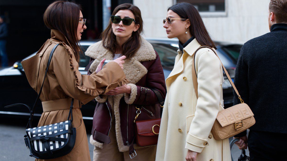 Χωρίς κάπα ή κασκόλ: Το «κλασικό» ρούχο που επιλέγουν οι Γαλλίδες για κομψότητα