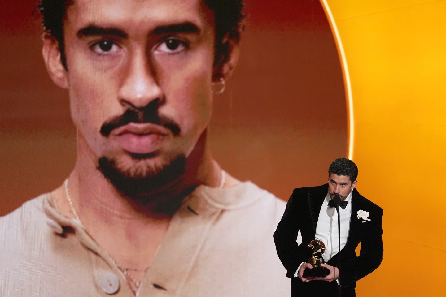 Grammy 2026: Οι καλλιτέχνες στράφηκαν κατά της ICE και η σκηνή έγινε βήμα διαμαρτυρίας – Οι δηλώσεις των Bad Bunny και Billie Eilish που σημάδεψαν την τελετή