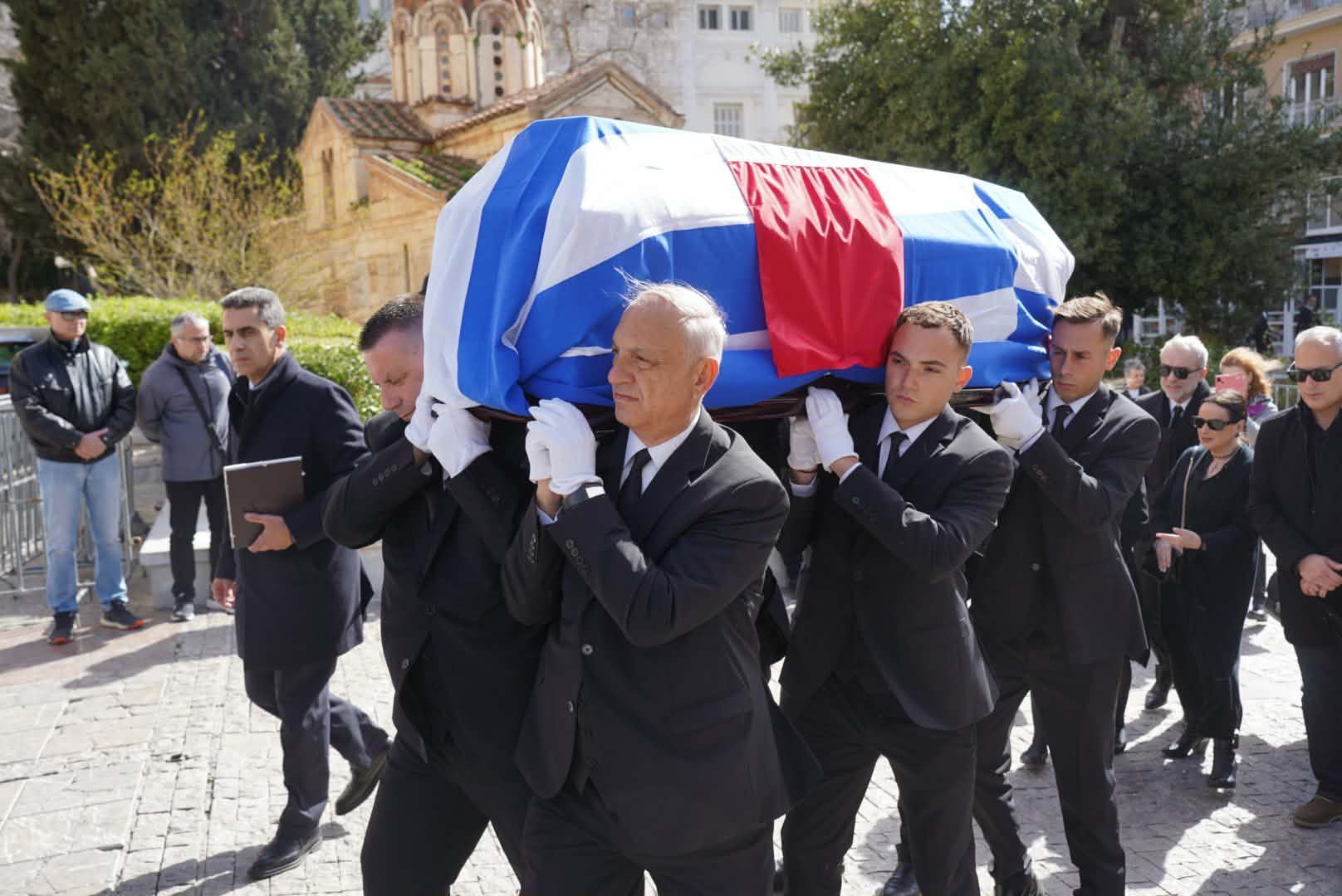 Η σορός της Ελένης Γλύκατζη Αρβελέρ μεταφέρεται στη Μητρόπολη