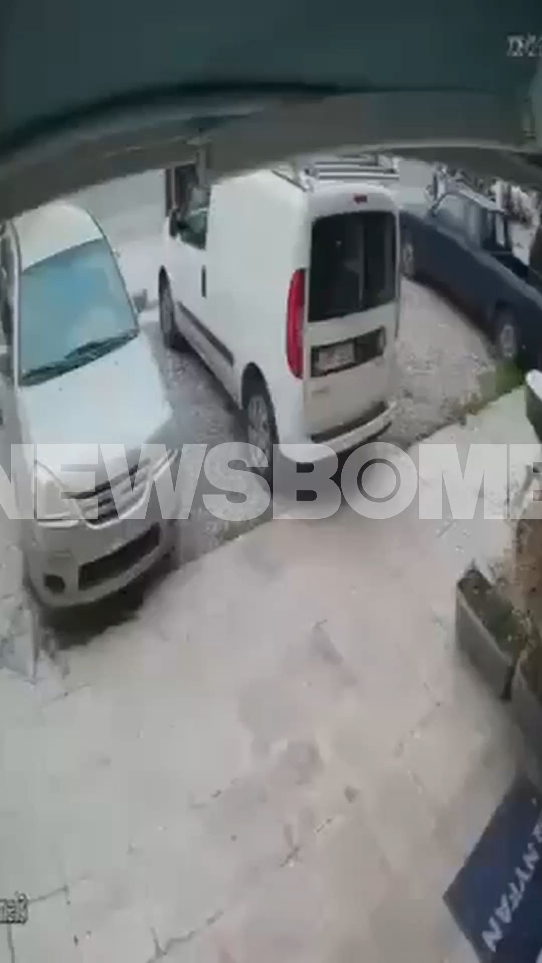 Η στιγμή που φορτηγάκι πέφτει σε σταθμευμένα οχήματα στη Θηβών