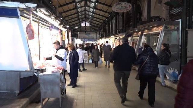 Η Βαρβάκειος Αγορά υποδέχεται καταναλωτές για το έθιμο της Τσικνοπέμπτης