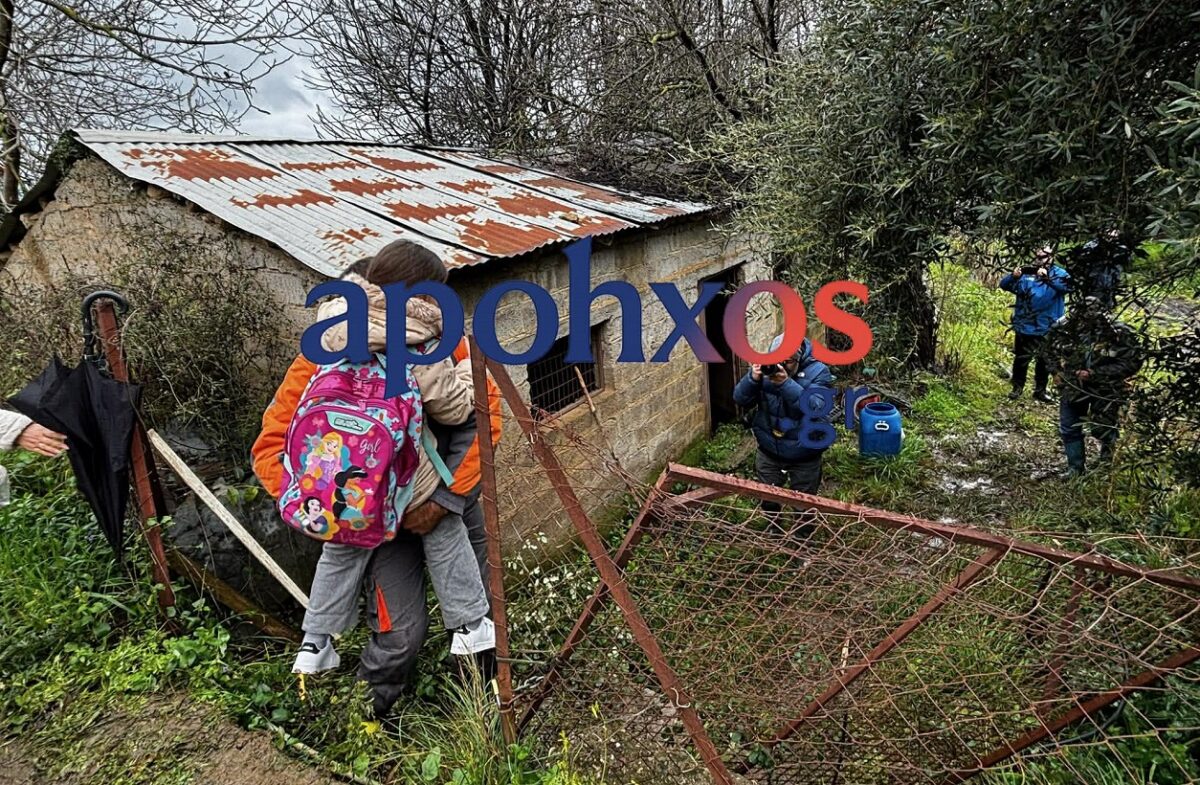 Ηλεία: Αποκλεισμένο το Μαζαράκι από κατολίσθηση – Γονείς κουβαλούν παιδιά στις πλάτες μέσα από αγρούς