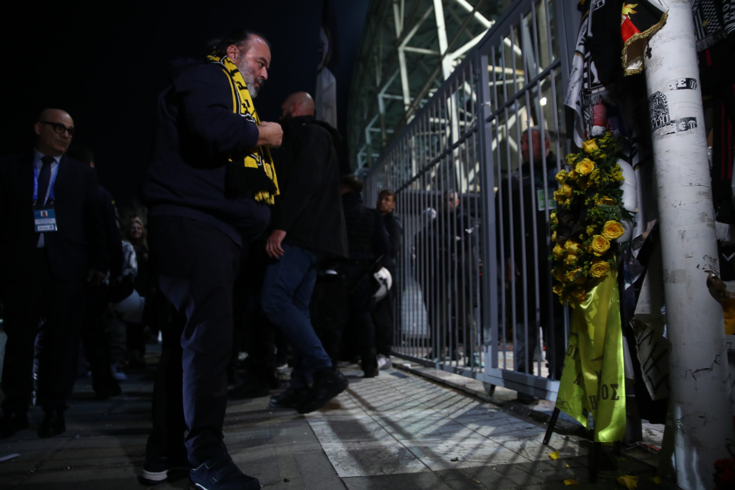 ΠΑΟΚ – ΑΕΚ: Ο Ηλιόπουλος τίμησε τους αδικοχαμένους οπαδούς του Δικεφάλου με στεφάνι στην Τούμπα