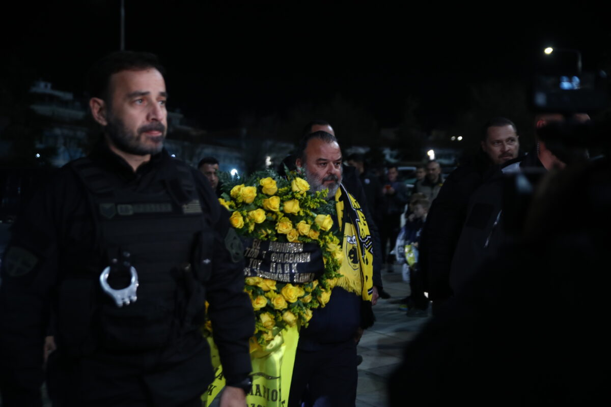 ΠΑΟΚ – ΑΕΚ: Ο Ηλιόπουλος τίμησε τους αδικοχαμένους οπαδούς του Δικεφάλου με στεφάνι στην Τούμπα