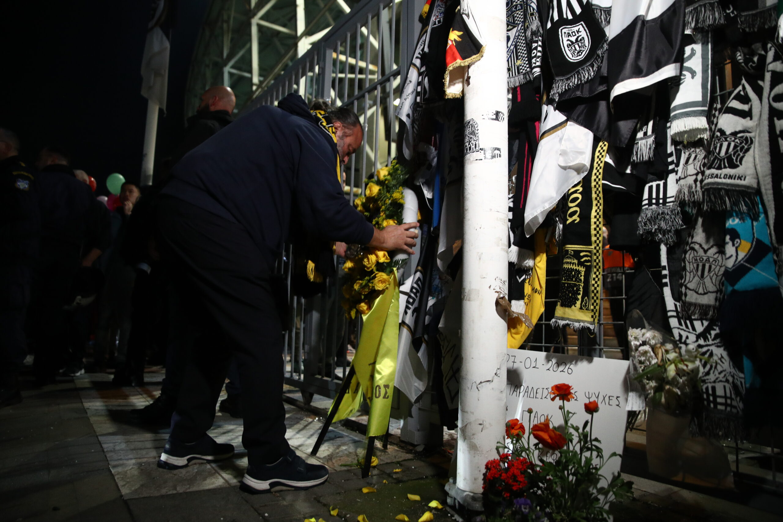 ΠΑΟΚ – ΑΕΚ: Ο Ηλιόπουλος τίμησε τους αδικοχαμένους οπαδούς του Δικεφάλου με στεφάνι στην Τούμπα