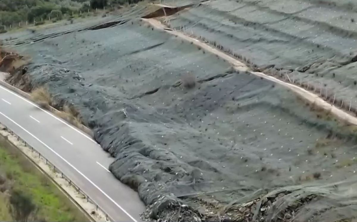 Home 50 Κατολίσθηση στην Ιόνια Οδό προκάλεσε ρήγμα 200 μέτρων στο βουνό – «Η έντονη βροχόπτωση προκάλεσε λασποροή»