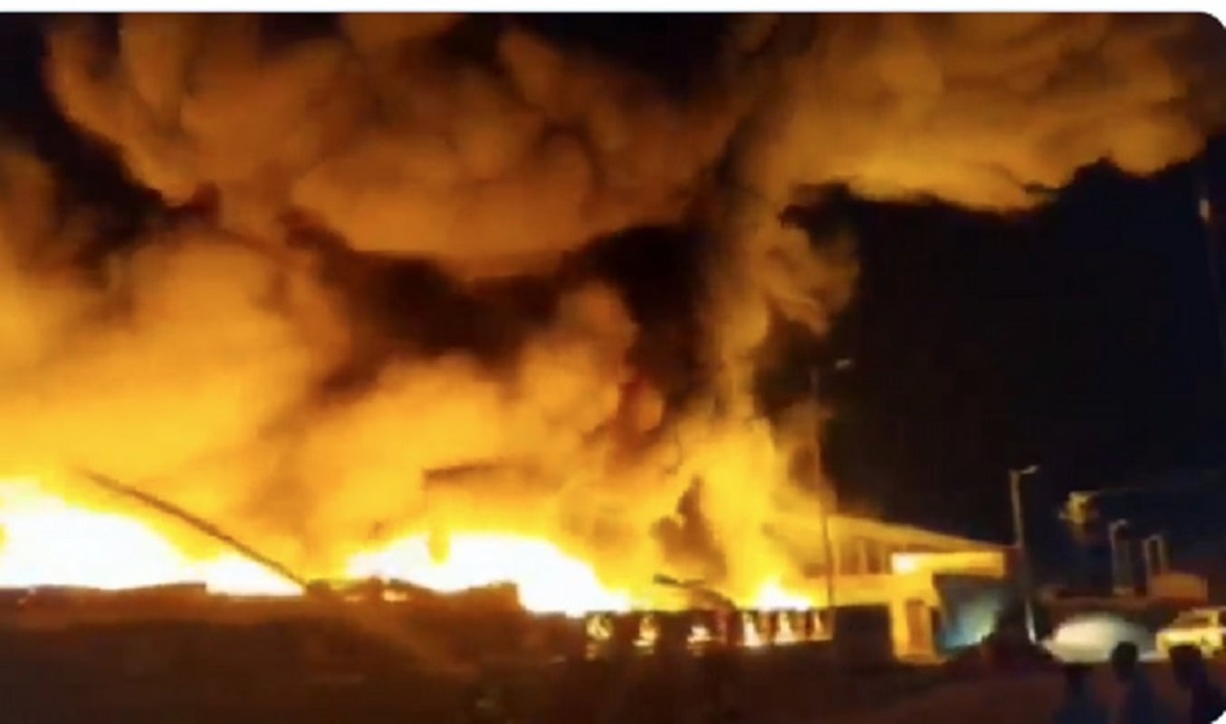 Ιράν: «Ανεξέλεγκτη» πυρκαγιά σε εργοστασιακό συγκρότημα στο Αμπαντάν – «Χωρίς έλεγχο» δηλώνουν οι αρχές – Δείτε βίντεο