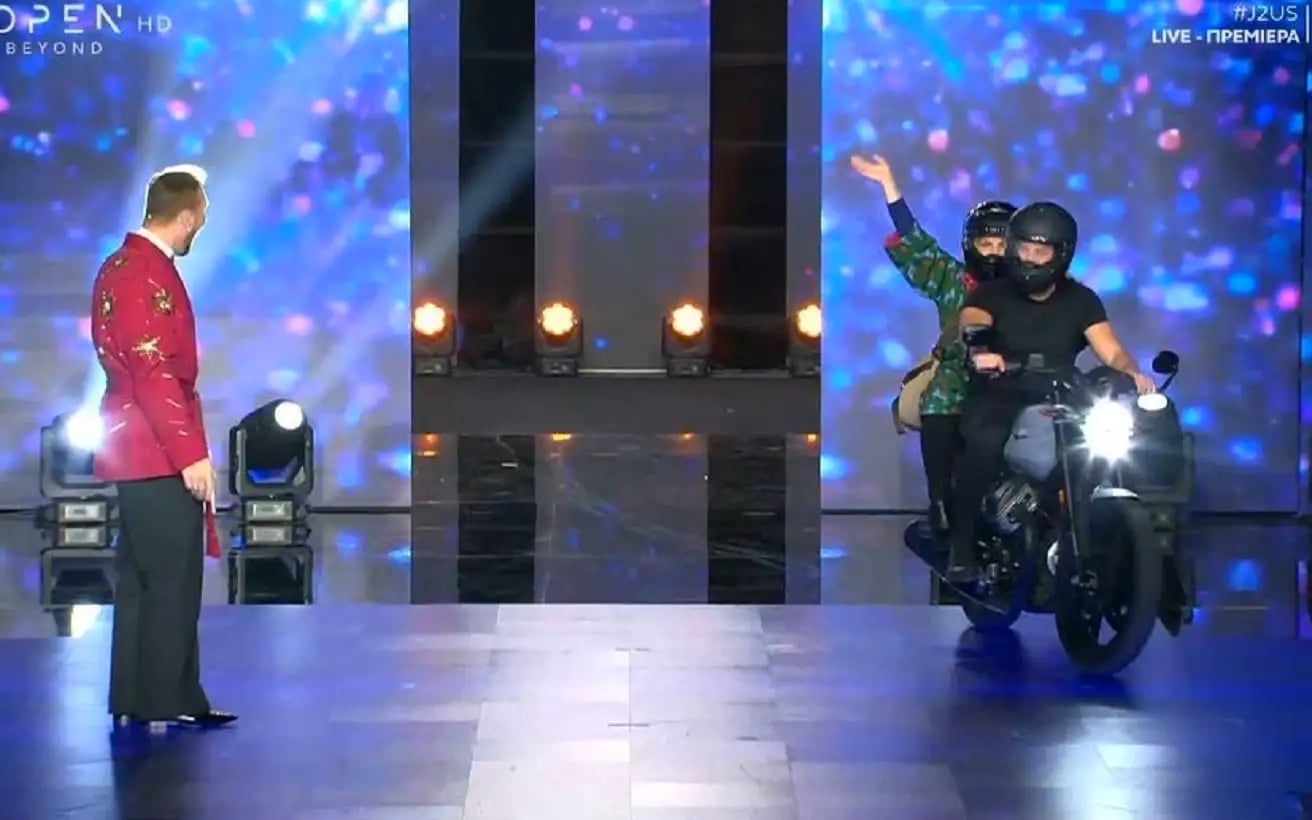 J2US: Η Βίκυ Σταυροπούλου και ο Αλέξης Γεωργούλης αναβίωσαν τον θρυλικό τηλεοπτικό έρωτα τους από το «Είσαι το ταίρι μου» – Δείτε το βίντεο