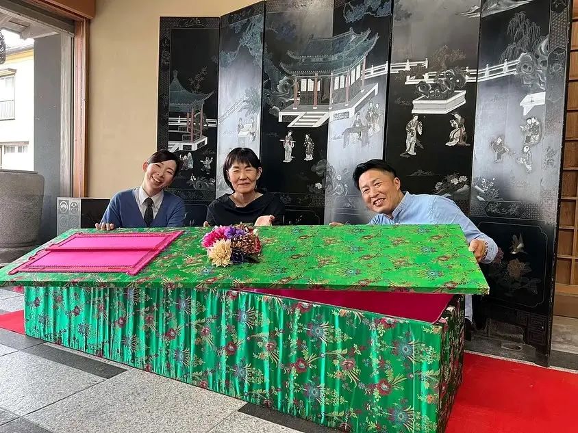 Ιαπωνία: Χιλιάδες άτομα δοκιμάζουν «πρόβα θανάτου» σε ζωηρά φέρετρα – Η καινοτόμα τάση για διαλογισμό