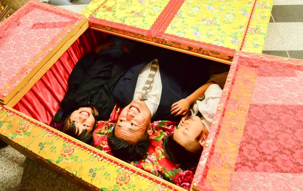 Ιαπωνία: Χιλιάδες άτομα δοκιμάζουν «πρόβα θανάτου» σε ζωηρά φέρετρα – Η καινοτόμα τάση για διαλογισμό