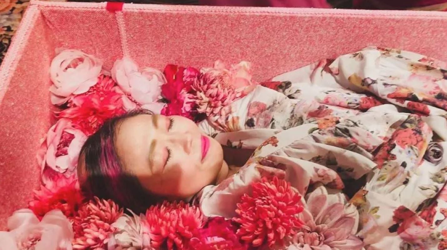 Ιαπωνία: Χιλιάδες άτομα δοκιμάζουν «πρόβα θανάτου» σε ζωηρά φέρετρα – Η καινοτόμα τάση για διαλογισμό