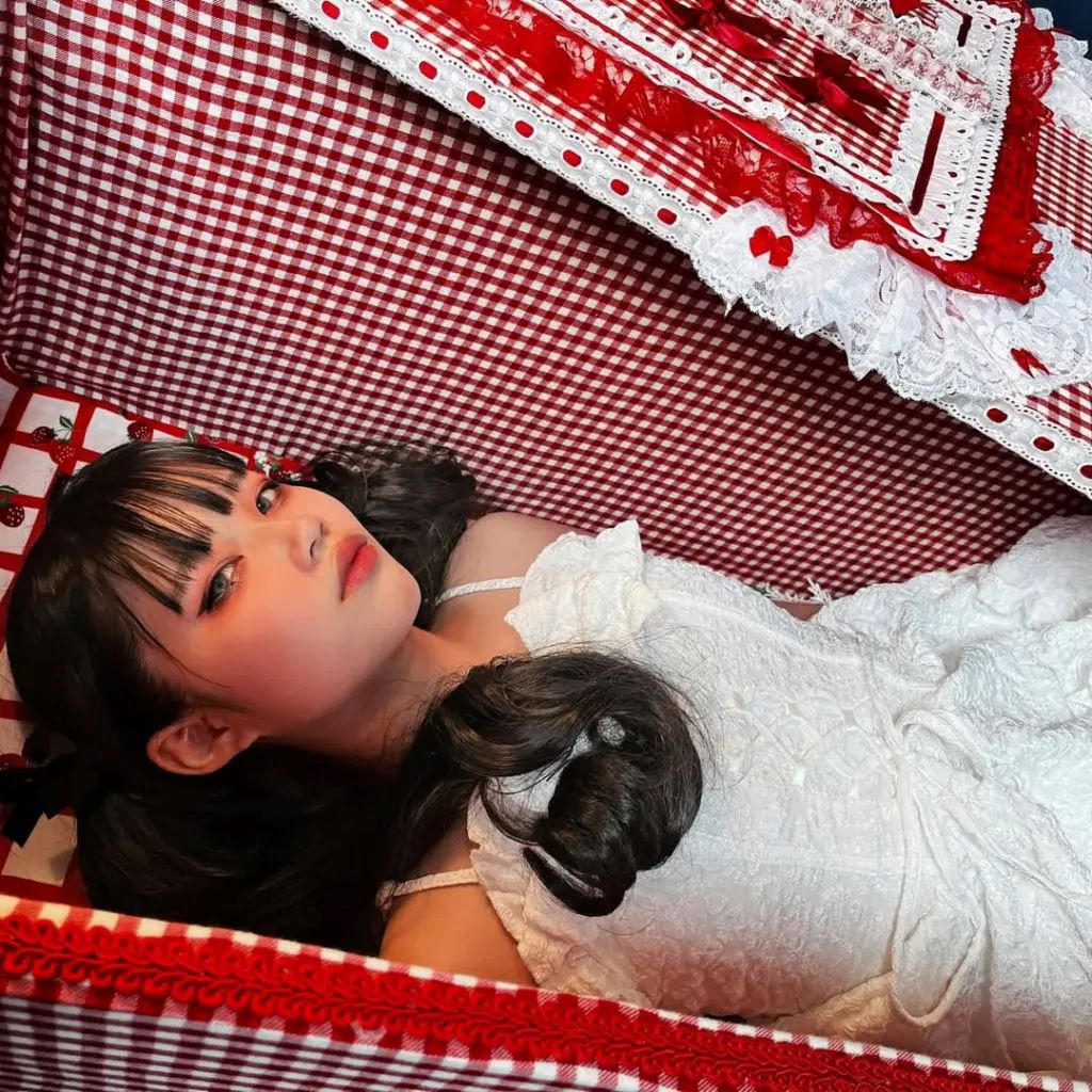 Ιαπωνία: Χιλιάδες άτομα δοκιμάζουν «πρόβα θανάτου» σε ζωηρά φέρετρα – Η καινοτόμα τάση για διαλογισμό