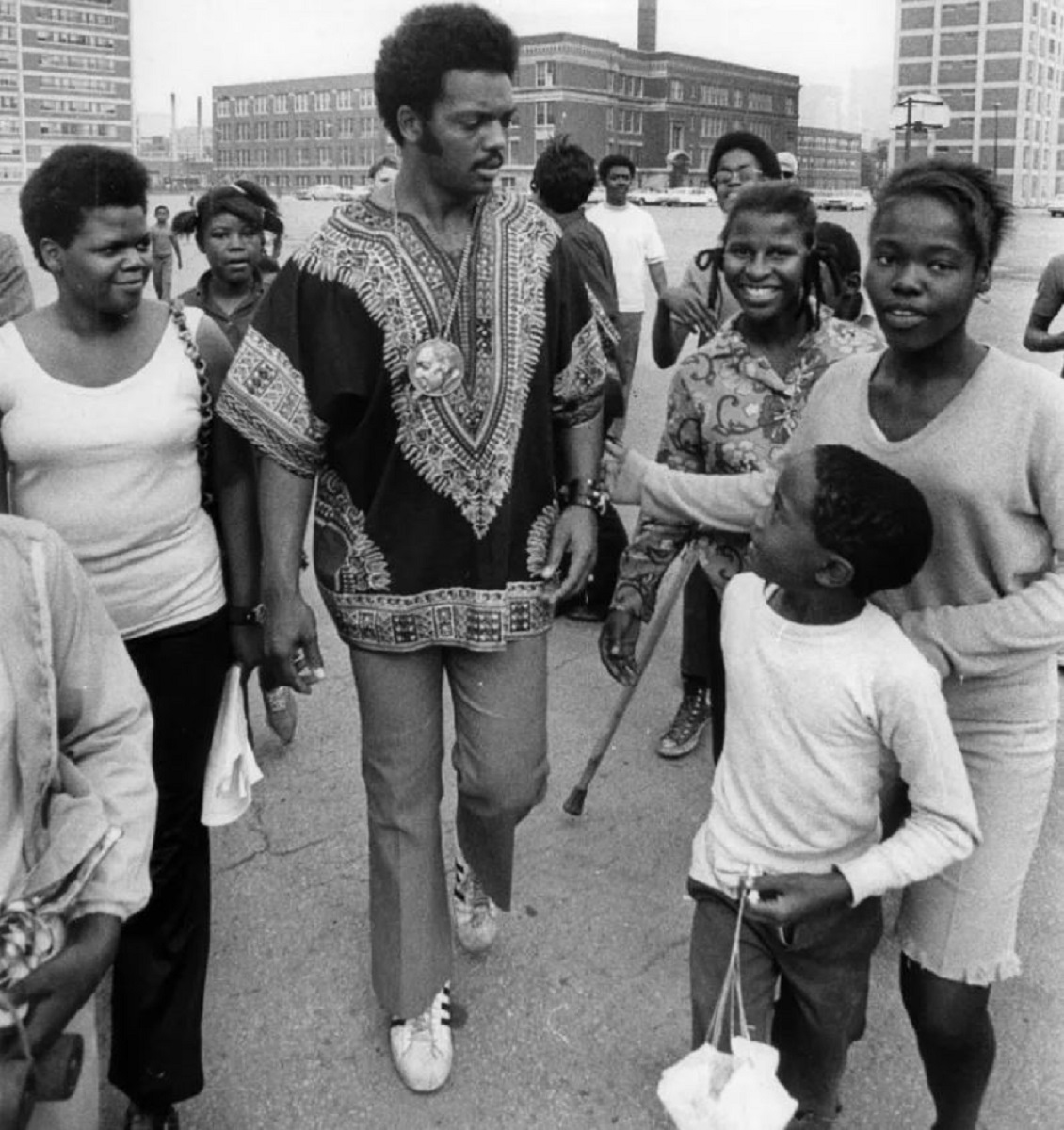 Ο Τζέσι Τζάκσον περπατά μαζί με άλλους στο συγκρότημα κοινωνικής κατοικίας Cabrini-Green, τον Ιούλιο του 1970.Φωτογραφία αρχείου: Sun-Times