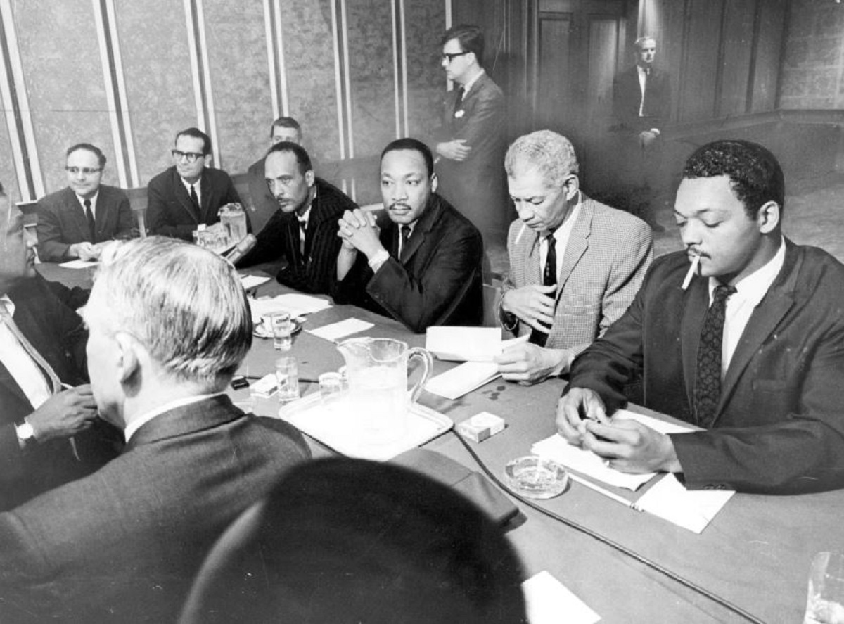 Ο Τζέσι Τζάκσον (δεξιά) μαζί με τον Αλ Ρέιμπι, τον Μάρτιν Λούθερ Κινγκ και τον Εντ Μπέρι στη συνάντηση της Συνόδου για τα Πολιτικά Δικαιώματα στο Σικάγο, το 1966.Φωτογραφία αρχείου: Sun-Times
