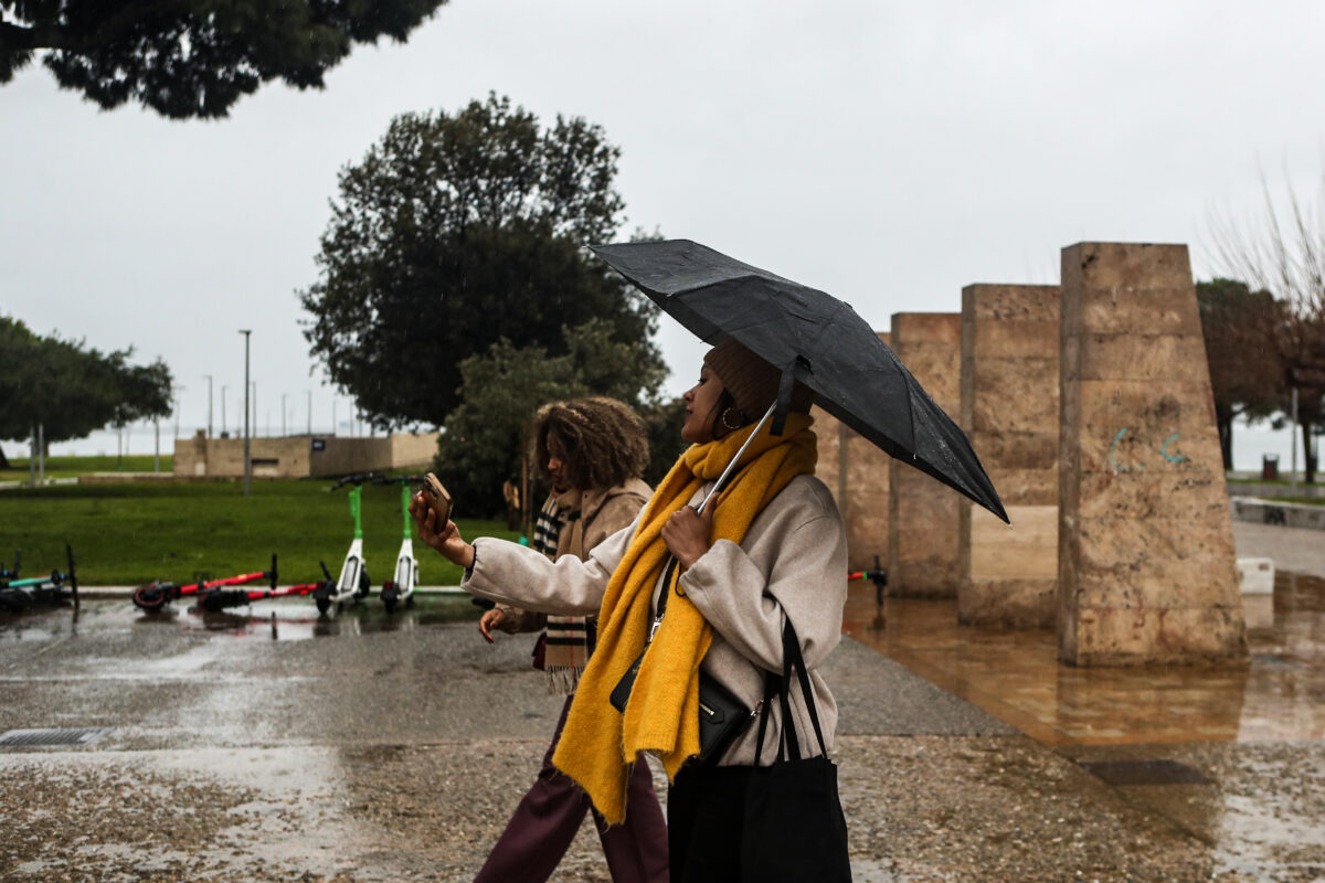 Καιρός σήμερα: Σποραδικές βροχοπτώσεις και δυνατοί άνεμοι στο Αιγαίο