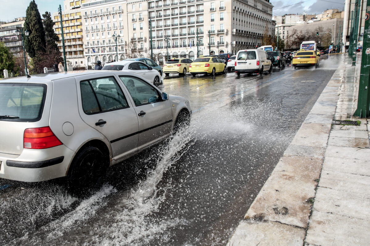 Καιρός σήμερα: Καταιγίδες και βροχές σε Αττική και Θεσσαλονίκη – Ισχυρά φαινόμενα στα νησιά και την Πελοπόννησο