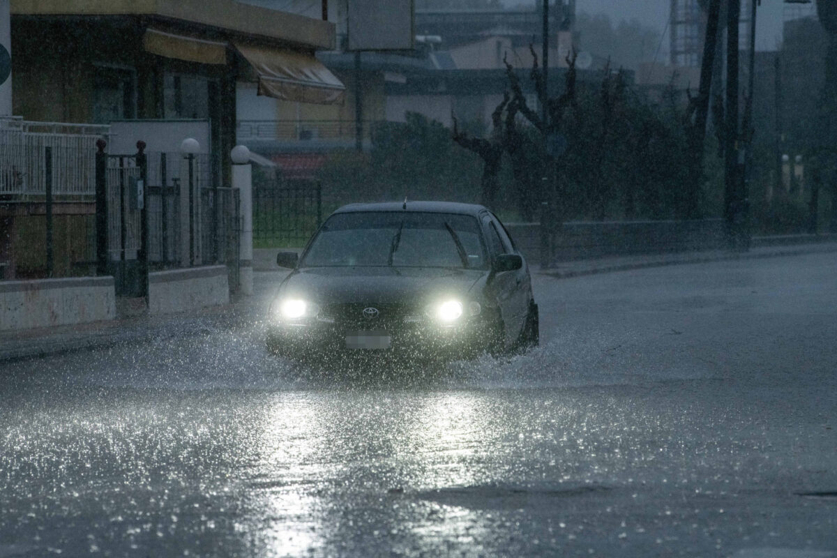 Καιρός αύριο: Καταιγίδες, βροχές, δυνατοί άνεμοι και χαλάζι – Ποιες περιοχές θα πλήξουν τα έντονα φαινόμενα
