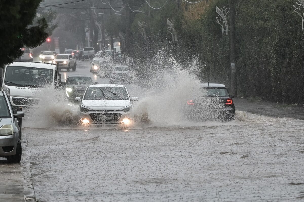 Καιρός σήμερα: Μείωση θερμοκρασίας, καταιγίδες και χιόνια στα βουνά