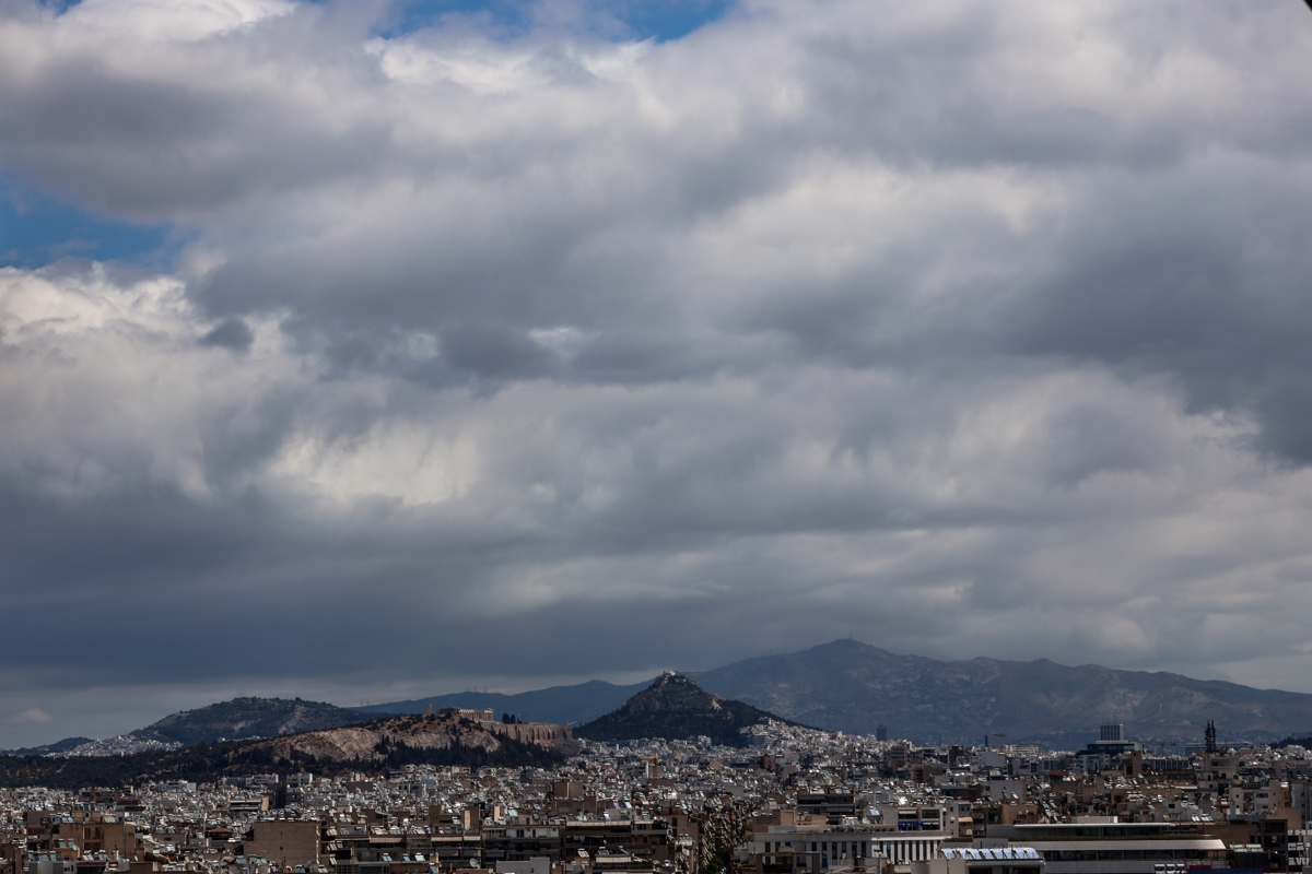 Καιρός σήμερα: Νεφώσεις σε όλη τη χώρα – Βροχοπτώσεις σε Πελοπόννησο, Ιόνιο, Εύβοια και Θεσσαλία