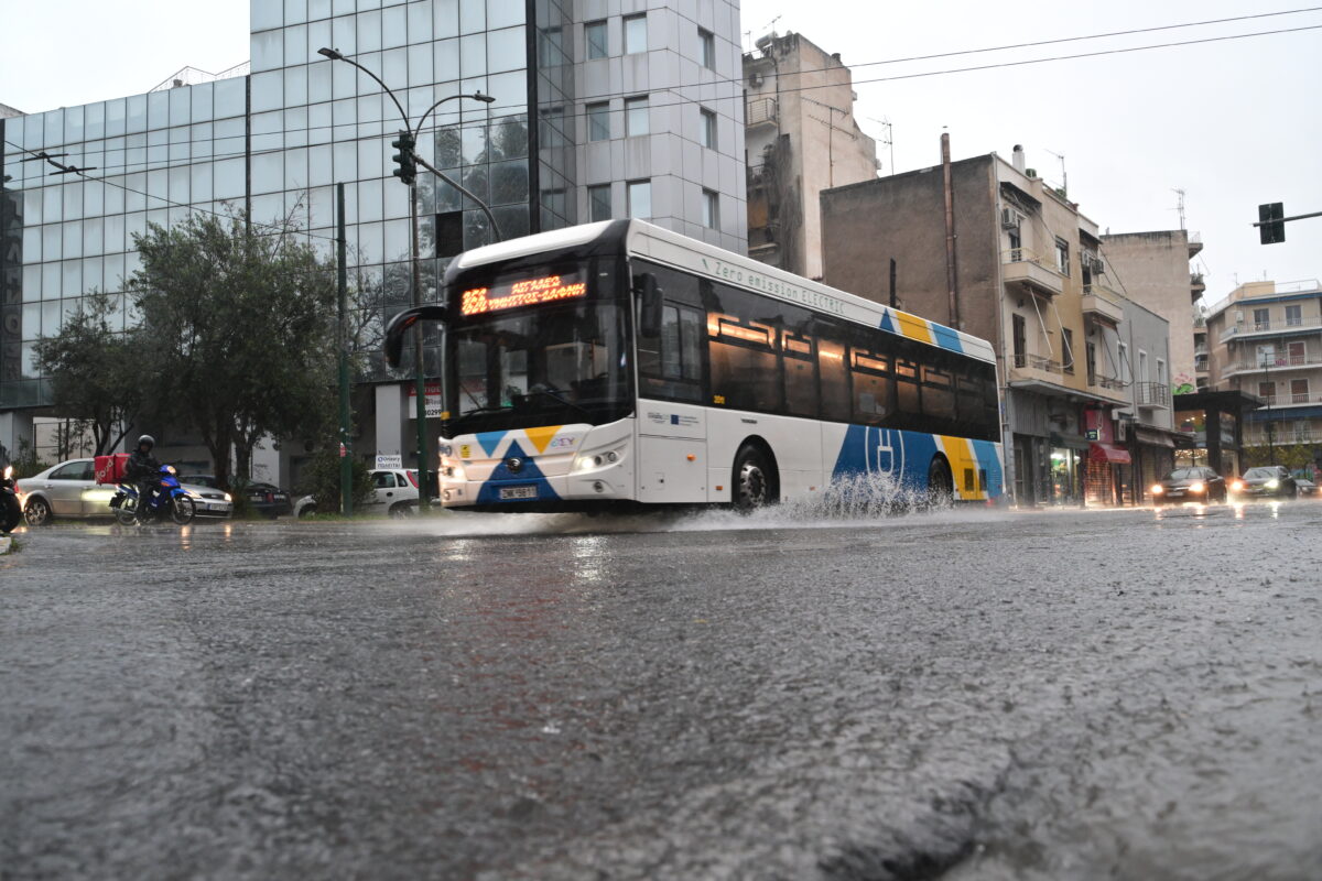 Καιρός σήμερα: Σποραδικές βροχές και καταιγίδες, άνεμοι έως 7 μποφόρ και νέα πτώση θερμοκρασίας