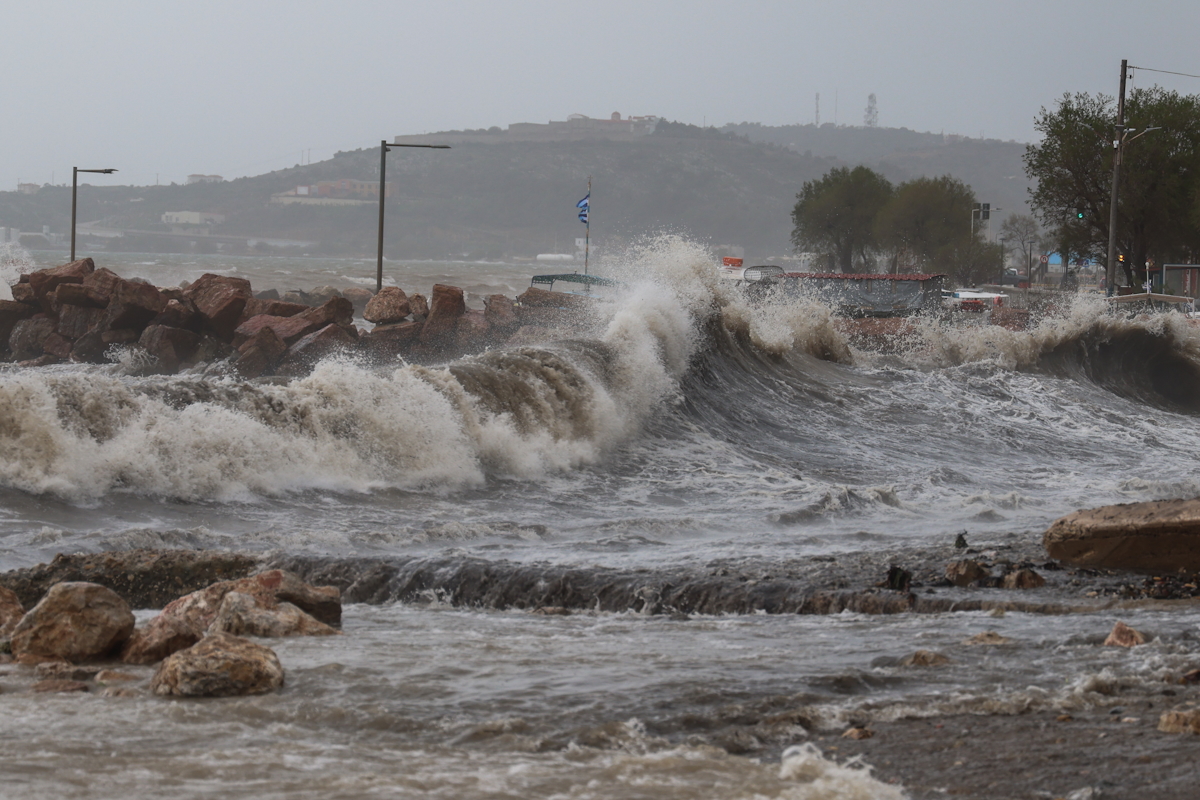 Καιρός αύριο: Σποραδικές βροχοπτώσεις σε Πελοπόννησο και Δωδεκάνησα – Ισχυροί άνεμοι έως 9 μποφόρ σε Ιόνιο και Αιγαίο