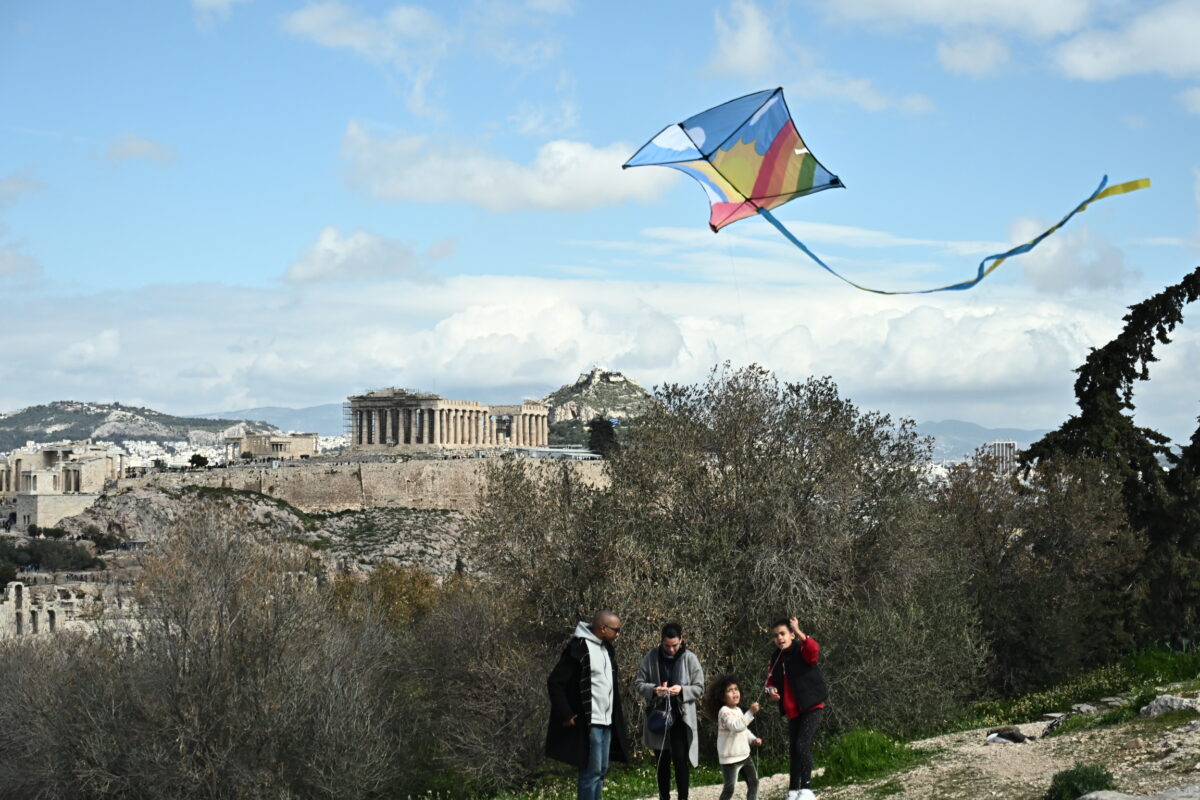 Καιρός: Σποραδικές βροχές και μείωση θερμοκρασίας σήμερα – Νεφελώδης η Καθαρά Δευτέρα