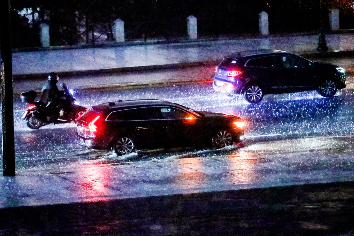 Πικέρμι: «Φούσκωσε» ρέμα από την έντονη καταιγίδα – Διακοπές κυκλοφορίας