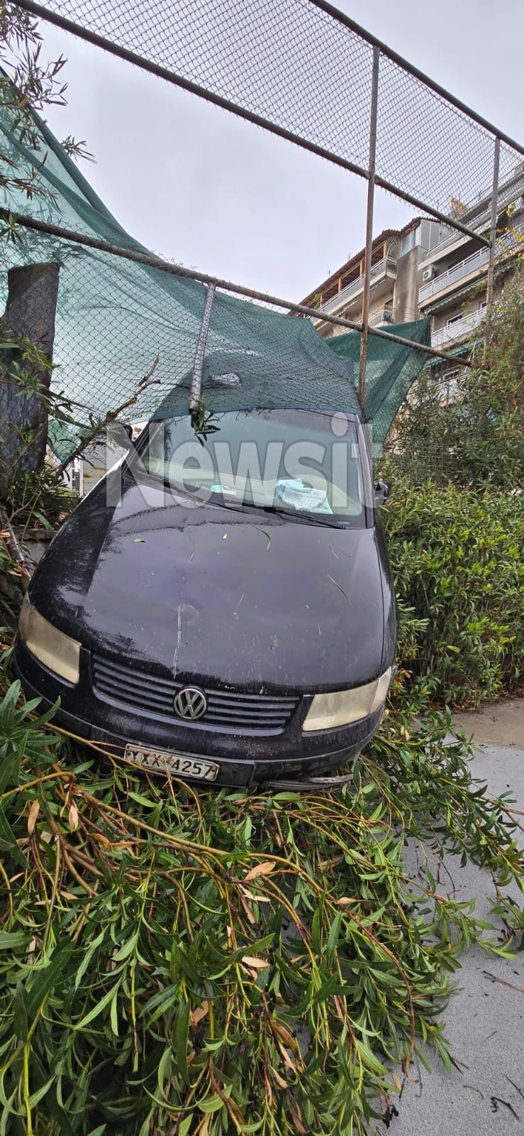 Αυτοκίνητο «μπούκαρε» σε παιδική χαρά στην Καισαριανή