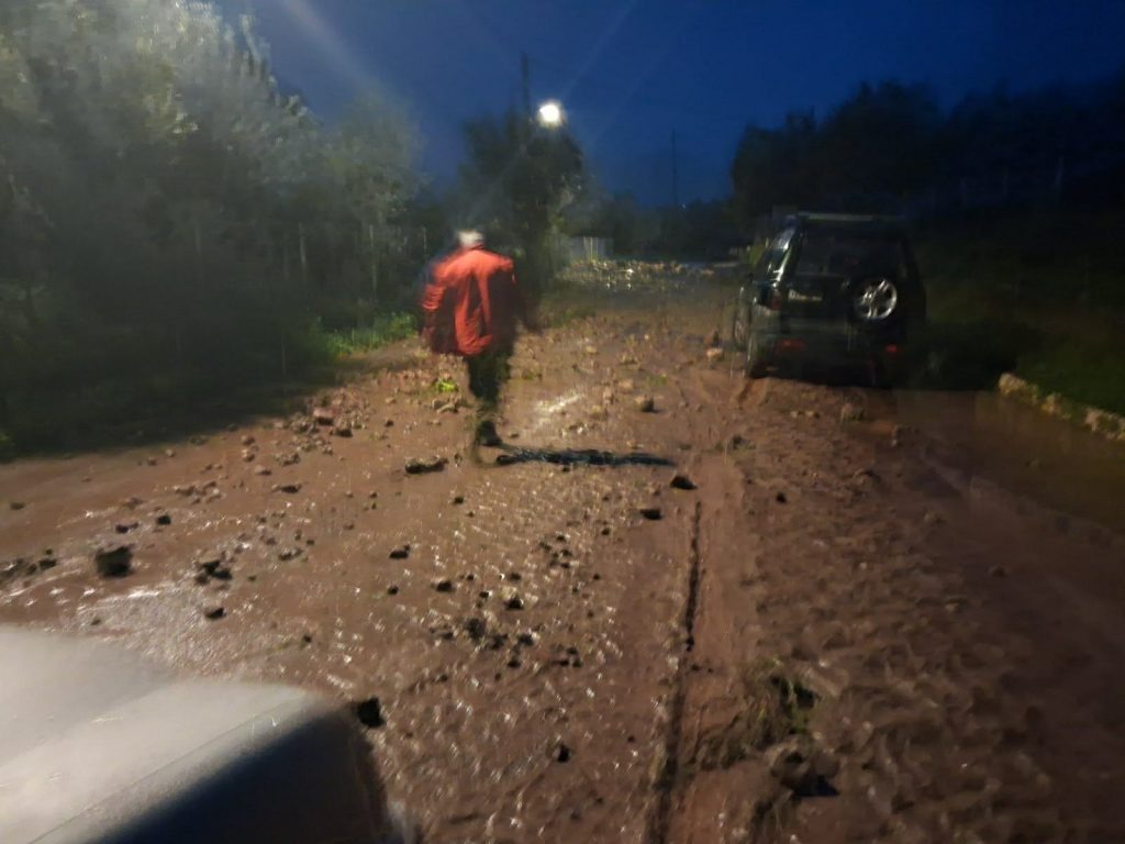 Καλαμάτα: Δρόμοι κάτω από νερό και κατολισθήσεις λόγω κακοκαιρίας – Καταρράκτης στο Πήδημα 6 Καλαμάτα: Δρόμοι κάτω από νερό και κατολισθήσεις λόγω κακοκαιρίας – Καταρράκτης στο Πήδημα