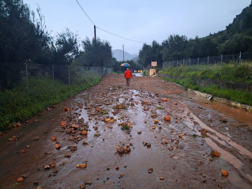 Καλαμάτα: Δρόμοι κάτω από νερό και κατολισθήσεις λόγω κακοκαιρίας – Καταρράκτης στο Πήδημα 4 Καλαμάτα: Δρόμοι κάτω από νερό και κατολισθήσεις λόγω κακοκαιρίας – Καταρράκτης στο Πήδημα
