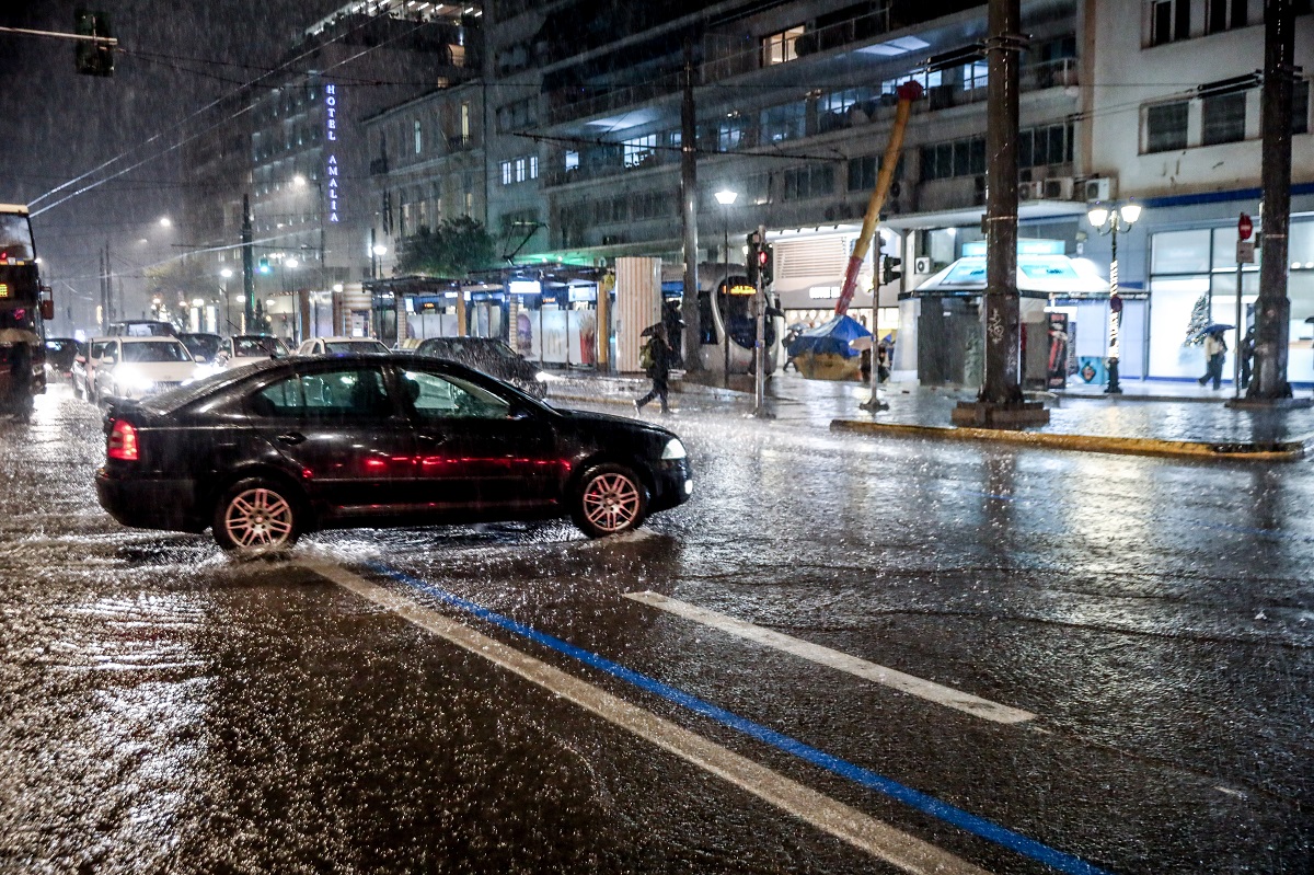 Καιρός: Έρχεται νέο κύμα βροχών και καταιγίδων τη νύχτα – Ηλιόλουστα τα φετινά Κούλουμα