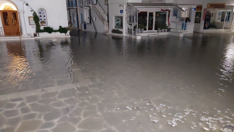 Η κακοκαιρία πλήττει τη χώρα: Καταρρεύσεις δέντρων στη Θεσσαλονίκη, υπερχειλίσεις ποταμών στην Ήπειρο – Πλημμύρες στην Πάρο 21 Η κακοκαιρία πλήττει τη χώρα: Καταρρεύσεις δέντρων στη Θεσσαλονίκη, υπερχειλίσεις ποταμών στην Ήπειρο – Πλημμύρες στην Πάρο