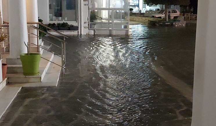 Η κακοκαιρία πλήττει τη χώρα: Καταρρεύσεις δέντρων στη Θεσσαλονίκη, υπερχειλίσεις ποταμών στην Ήπειρο – Πλημμύρες στην Πάρο 22 Η κακοκαιρία πλήττει τη χώρα: Καταρρεύσεις δέντρων στη Θεσσαλονίκη, υπερχειλίσεις ποταμών στην Ήπειρο – Πλημμύρες στην Πάρο