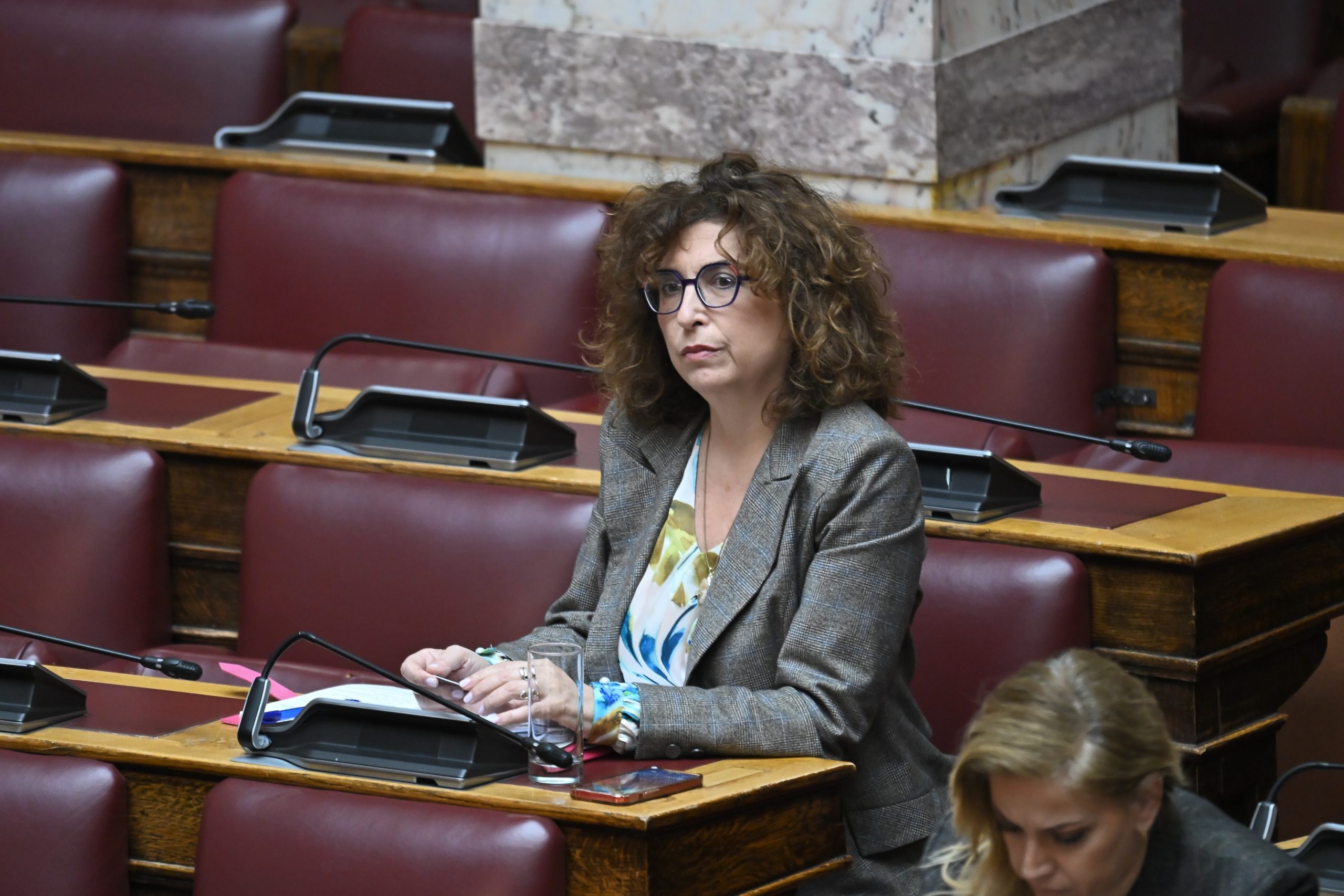 Βουλή: Στα έδρανα της Νέας Αριστεράς η Ελένη Καραγεωργοπούλου μετά την αποχώρηση από την Πλεύση Ελευθερίας