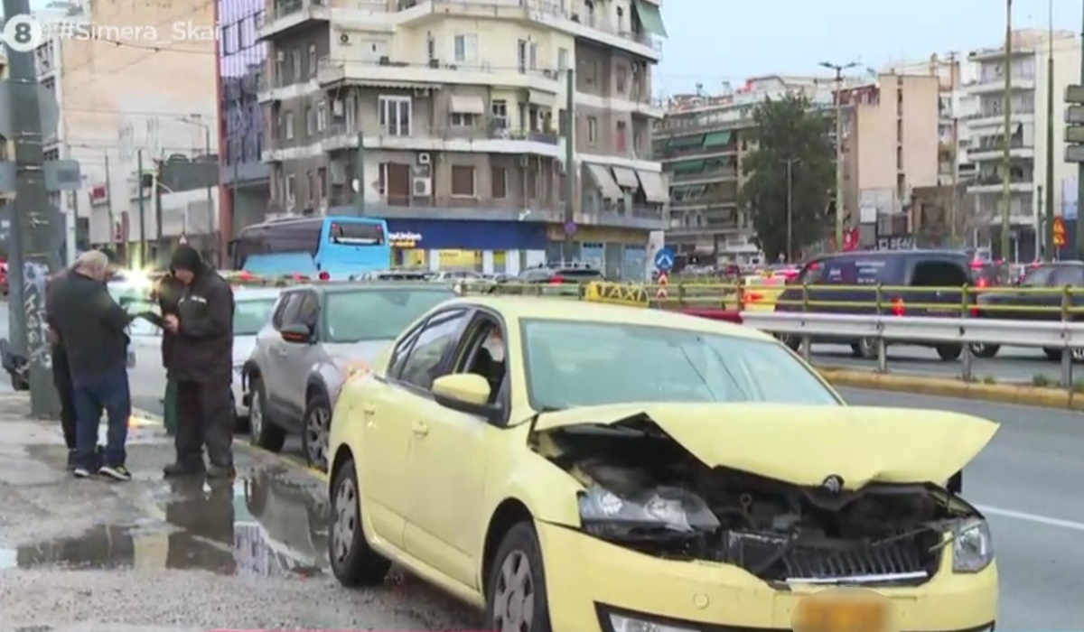 Συγγρού: Όχημα χτύπησε πεζό στην άνοδο – Σύγκρουση 5 αυτοκινήτων στο ρεύμα προς Πειραιά