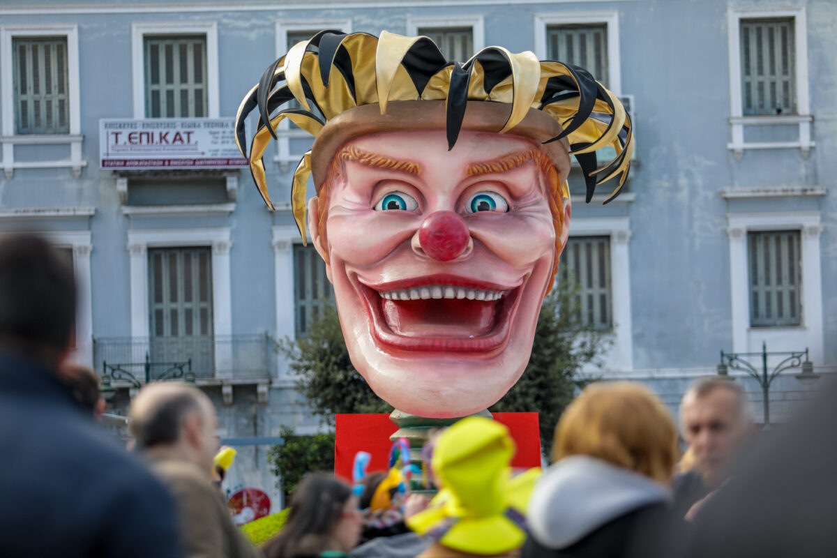 Πατρινό Καρναβάλι: 50.000 συμμετέχοντες στους δρόμους – Παρακολουθήστε ζωντανά τη μεγάλη παρέλαση