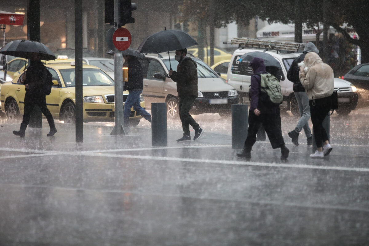 Καταιγίδες και ισχυροί άνεμοι επιστρέφουν το απόγευμα: Πότε θα μας αφήσει ο καιρός να ψήσουμε;