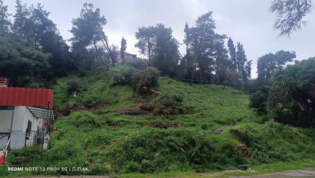 Κατάκολο σε κίνδυνο λόγω κακοκαιρίας: Ο βράχος 40 τόνων απειλεί κατοικίες – Αδιάκοπες κατολισθήσεις