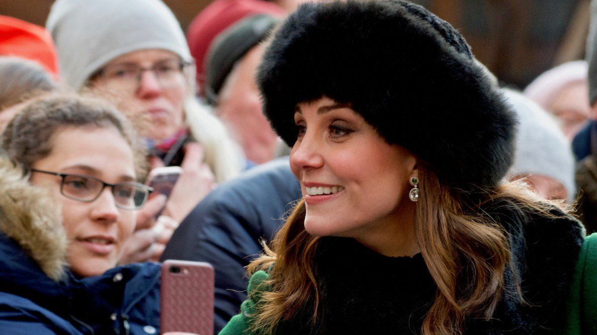 Πώς το κόκκινο κοστούμι της Κέιτ Μίντλετον μαγνητίζει πάντα τα βλέμματα